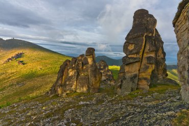 Рядом с поселком Усть-Нера, районным центром Оймяконского района, по правому и левому берегу Индигирки то там, то сям стоят группы высоких останцов. Прямо напротив Усть-Неры целый хребет останцов, похожий на огромную спину дракона. — Полюс холода – Оймяконье — фотограф Владимир Рябков